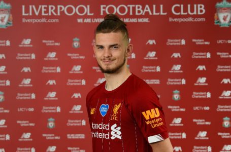 Elliott signs professional contract with Liverpool