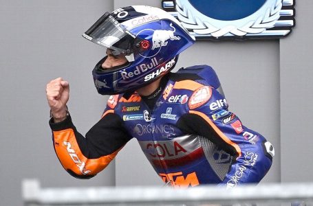 Miguel Oliveira wins home race in Portugal to close MotoGP season