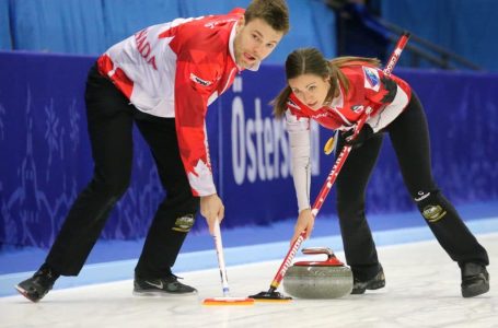 Canada splits 2 games at world mixed doubles curling championship