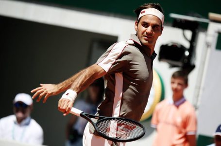 Roger Federer advances at French Open in first Grand Slam match since knee surgery