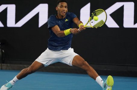 Auger-Aliassime into round of 16 at Italian Open after upset of 8th seed Schwartzman