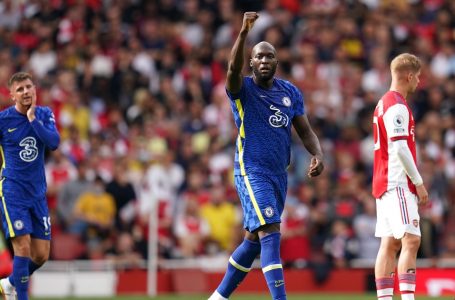 Romelu Lukaku scores on return as Chelsea ease past Arsenal
