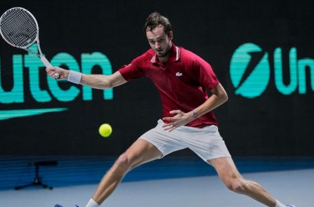 Daniil Medvedev puts Russia back in Davis Cup semifinals