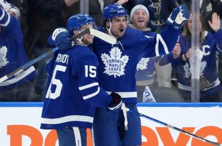 Matthews leads way with 3-point night as Maple Leafs blank Bolts in series opener