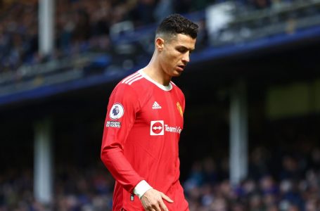 Manchester United tell Cristiano Ronaldo he is not available for transfer