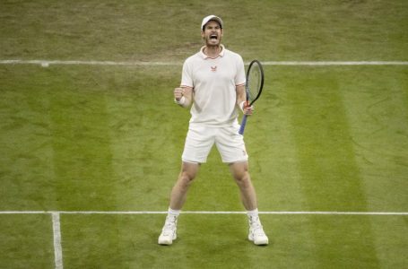 Andy Murray knocked out by John Isner despite late fightback