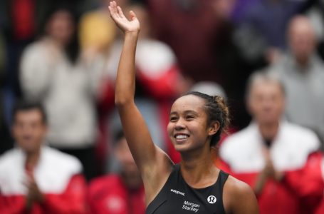 Leylah Fernandez tops Poland’s Magda Linette in 1st round of French Open