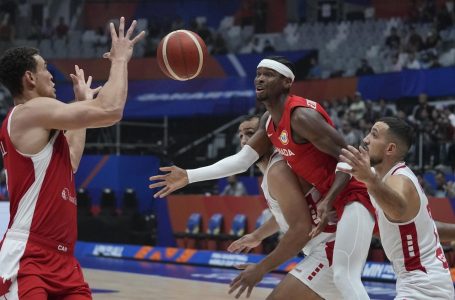 Canadian men upend Latvia to win group, stay unbeaten at basketball World Cup