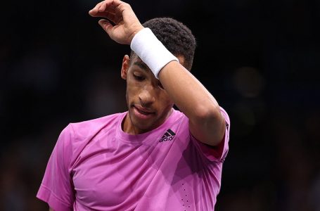 Auger-Aliassime’s 6-match win streak halted by Tsitsipas in 2nd round of Paris Masters