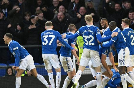 Doucoure and Dobbin earn in-form Everton 2-0 win over Chelsea
